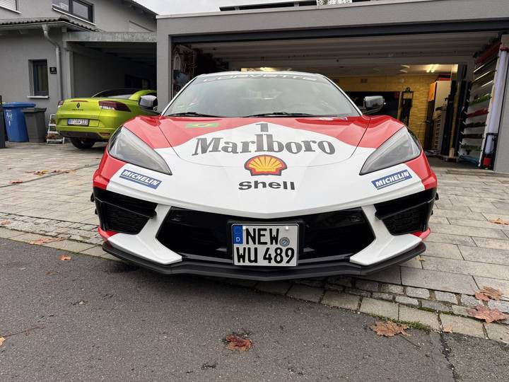 Corvette C8 im Marlboro-Design, Rot-Weiß foliert