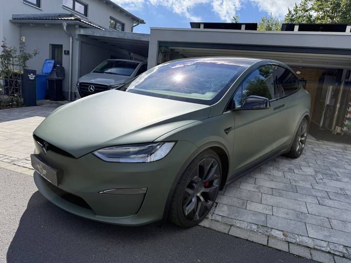 Tesla Model X in mattem Militärgrün vollfoliert, Frontansicht