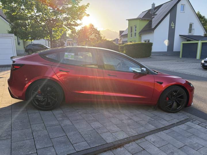 Tesla Model 3 in Satin-Rot foliert, Abendlicht