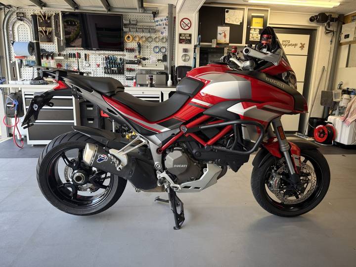 Ducati Hypermotard in Rot-Weiß foliert