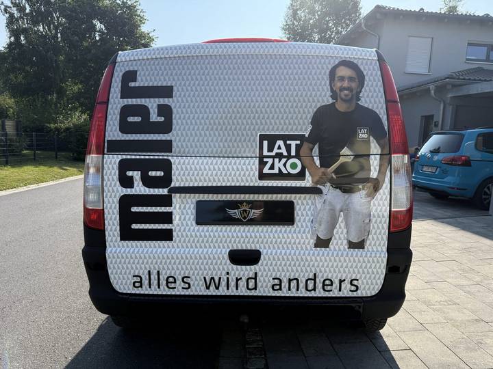 Transporter mit Werbefolierung für Maler Latzko