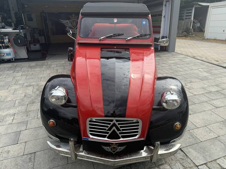 Citroën 2CV Oldtimer in Rot-Schwarz foliert
