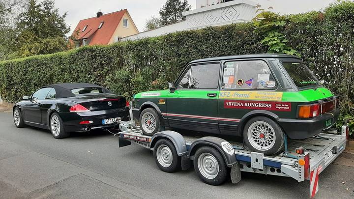 Golf 1 Cabrio als Eventfahrzeug foliert auf Anhänger