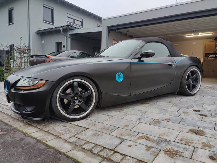 BMW Z4 mit mattschwarzer Vollfolierung