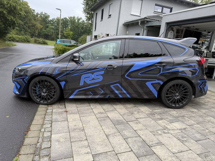 Ford Focus RS mit Camo-Folierung in Blau und Grau, Seitenansicht