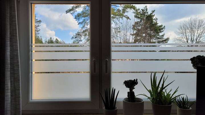 Fensterfolierung mit Sichtschutz-Streifenfolie in einem Büro- und Praxisgebäude