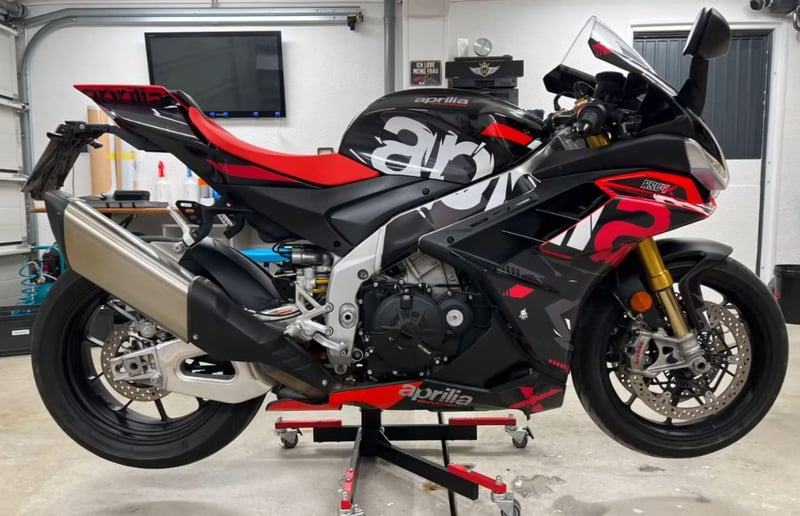 Aprilia RSV4 mit Teilfolierung in neuem Foliendesign