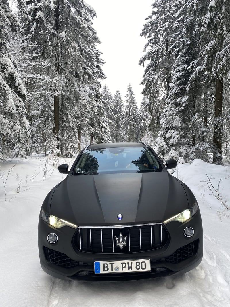 Maserati Levante in 3M Matrix Black im Winter