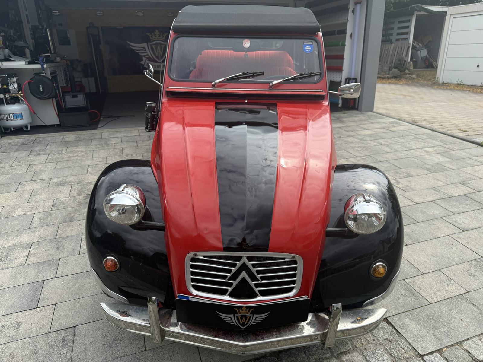 Citroën 2CV Oldtimer in Rot-Schwarz foliert