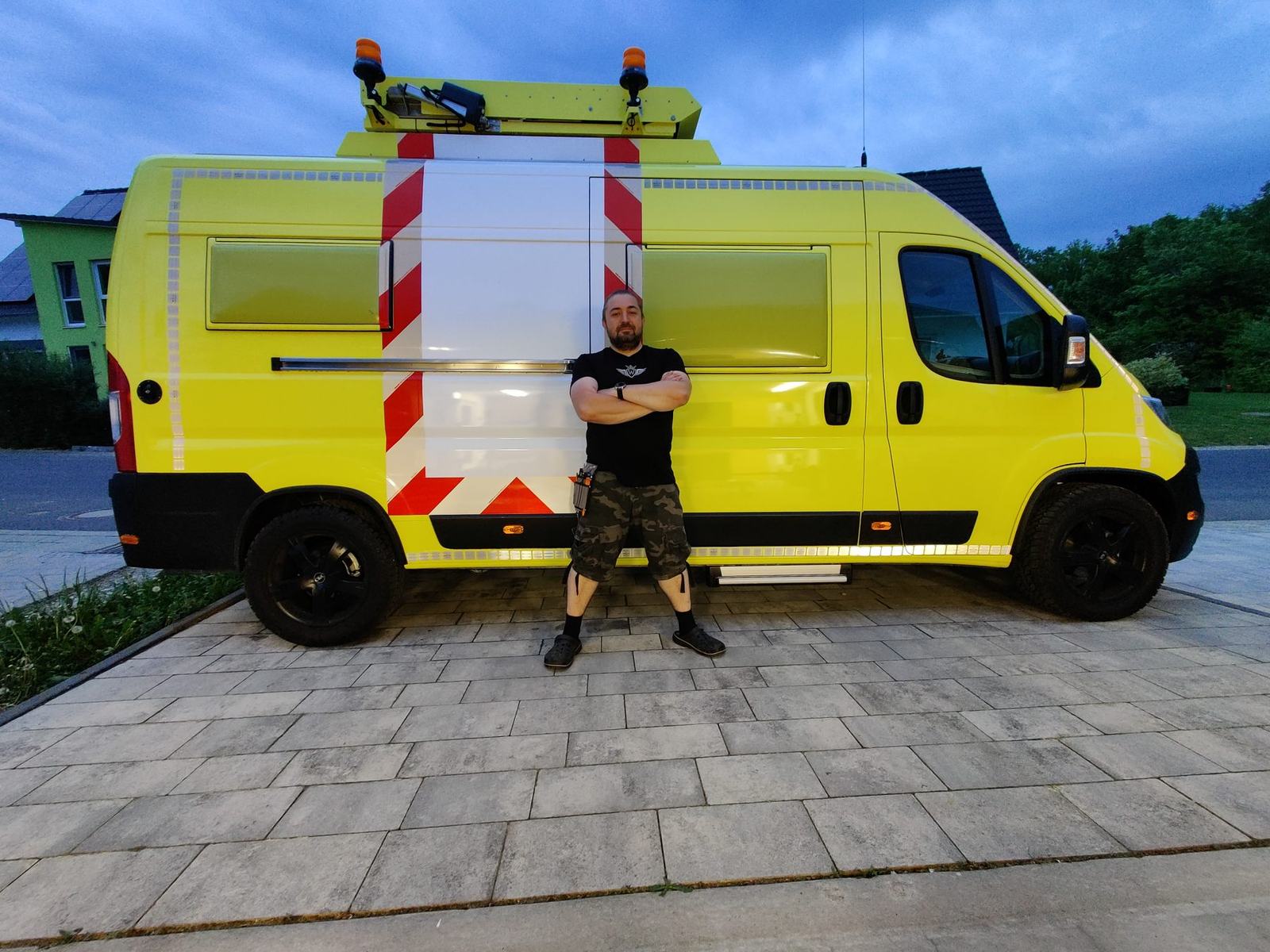 Andreas Wentland vor einem folierten Einsatzfahrzeug
