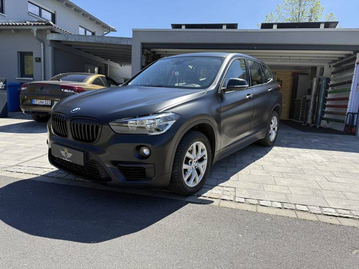 BMW X1 mit mattgrauer Vollfolierung