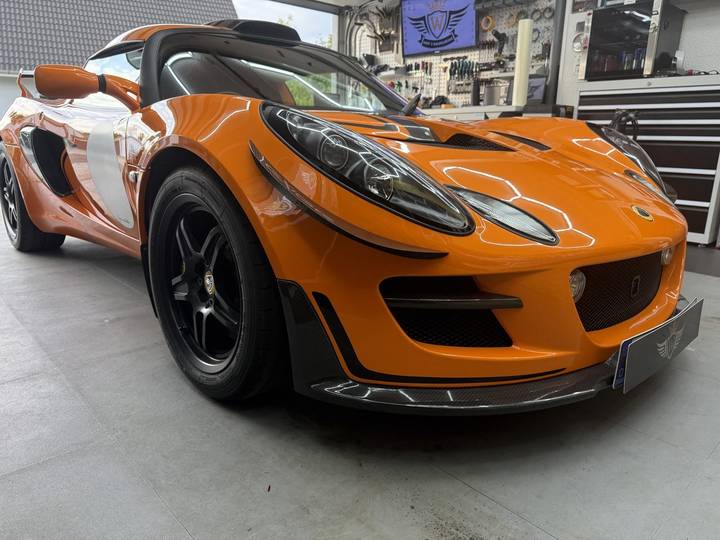 Lotus Exige mit oranger Vollfolierung