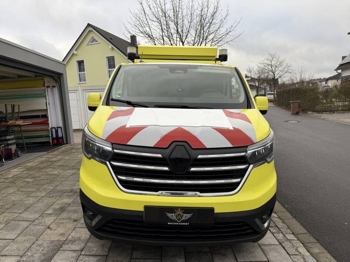 Renault Trafic Einsatzfahrzeug mit Warnmarkierung, Frontansicht