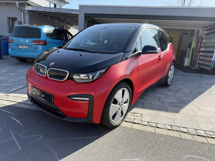 BMW i3 mit Rot-Schwarz Zweifarbfolierung