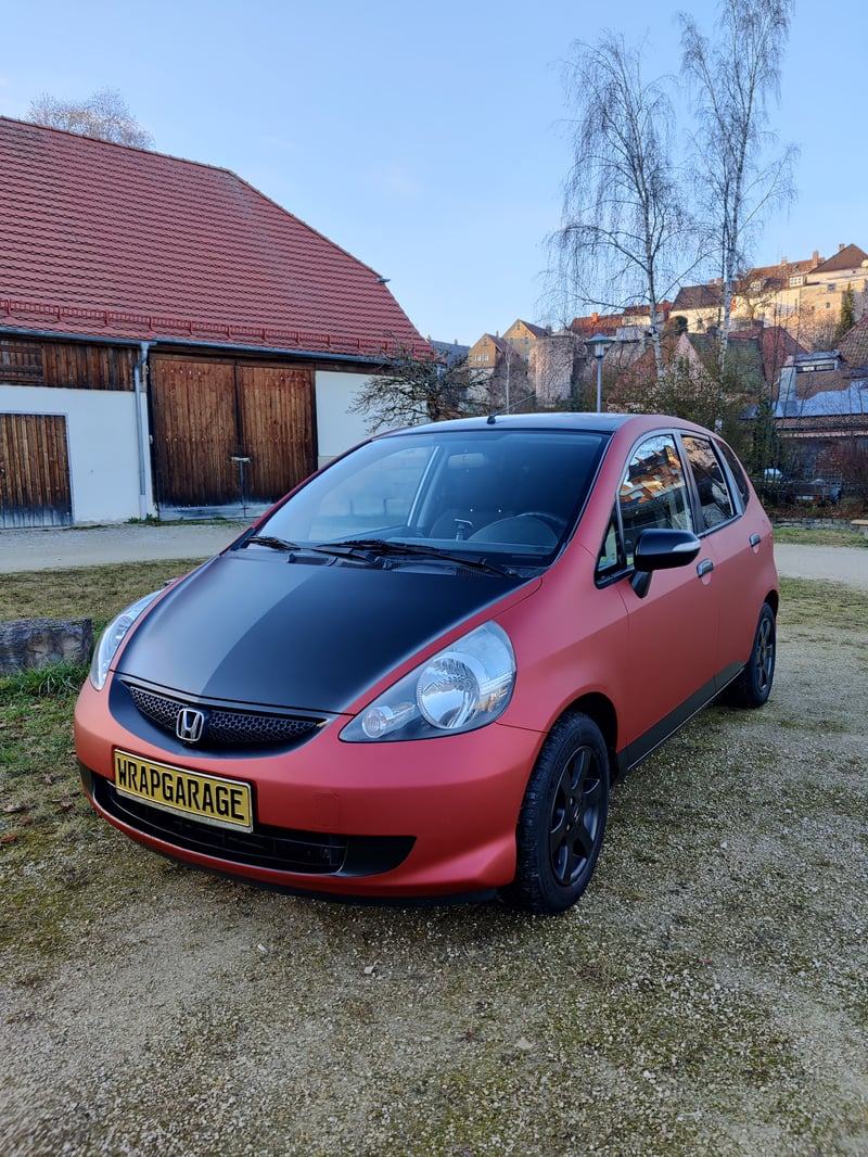 Honda Jazz II in Matte Aluminium Red mit schwarzen Akzenten