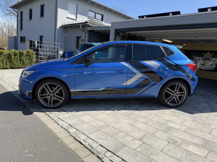 Hyundai i20 in Blau mit Akzentfolierung