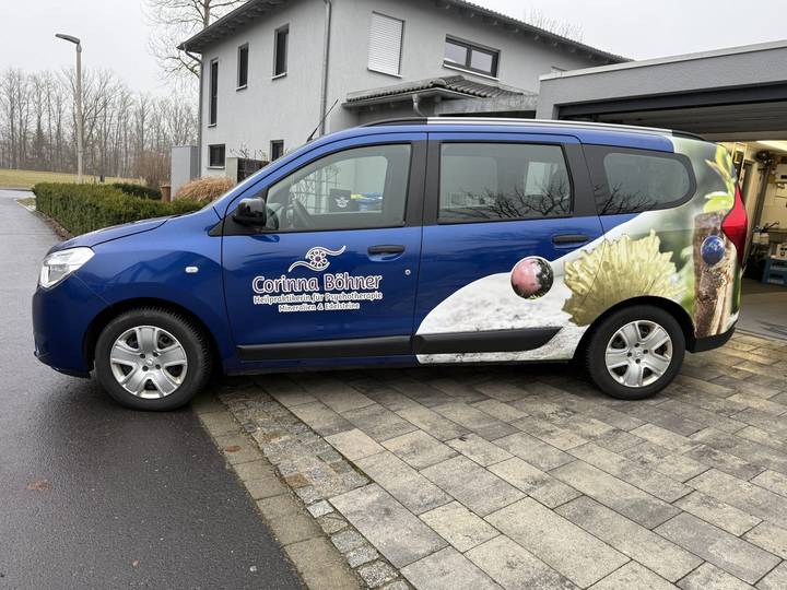 Blaue Fahrzeugbeschriftung auf einem Renault Grand Scénic