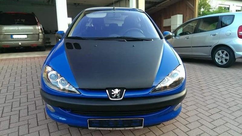 Projekt ONE: Peugeot 206 in Blau mit Carbonfolierung an Motorhaube und Dach