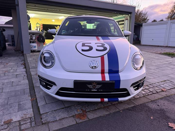 VW Beetle im Herbie-Design mit Rennstreifen foliert
