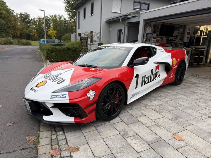 Corvette C8 mit Marlboro-Racing-Folierung, Frontansicht
