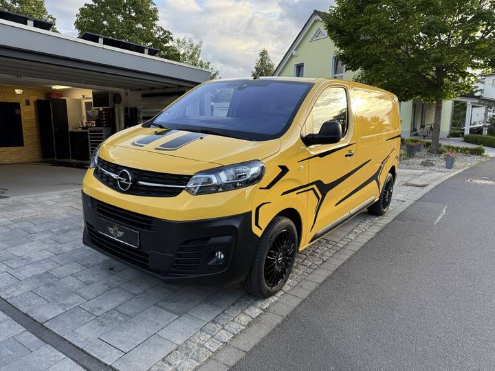 Opel Vivaro mit gelber Gewerbefolierung
