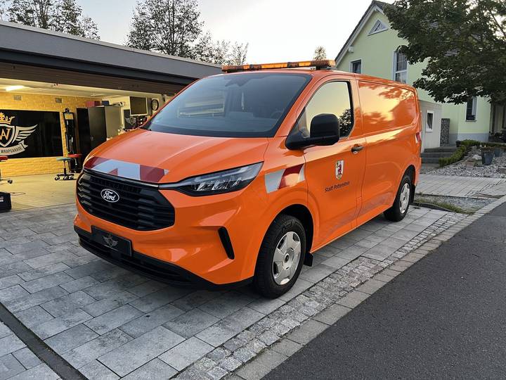 Ford Transit Custom als oranges Einsatzfahrzeug foliert