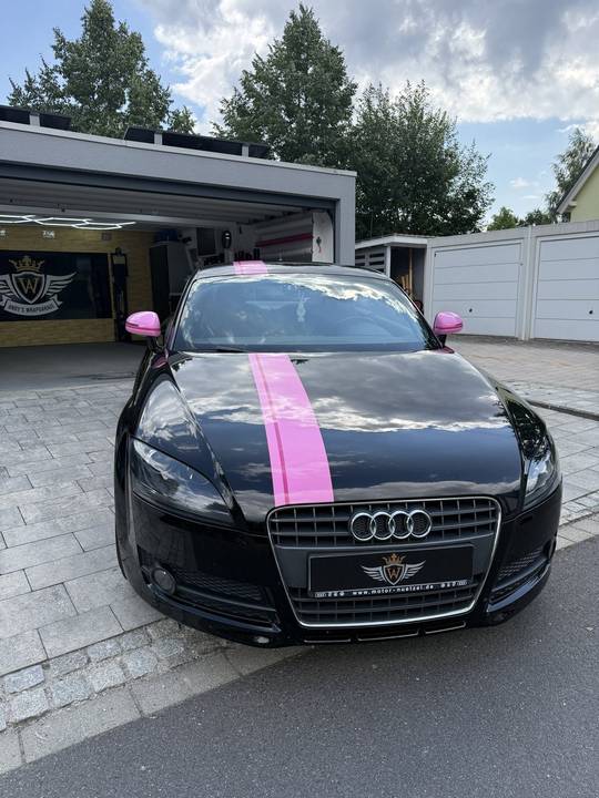 Audi TT in Schwarz mit pinkem Rennstreifen und pink folierten Spiegelkappen