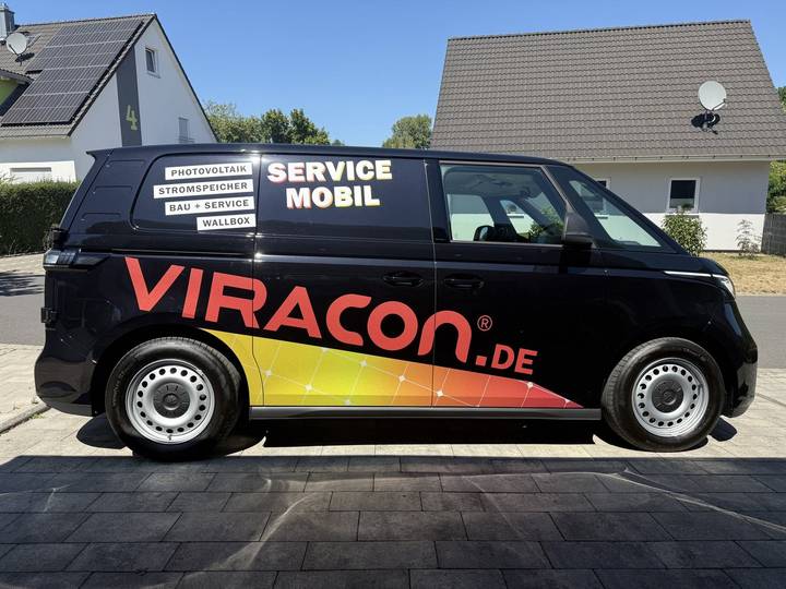 VW ID. Buzz als Viracon Servicemobil mit schwarzer Werbefolierung und Farbverlauf