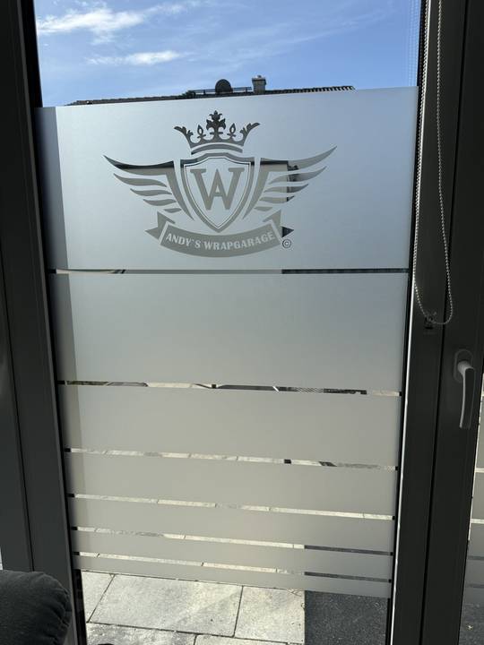Glastür mit Milchglasfolie und geplottetem Andy´s Wrapgarage Logo