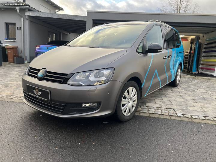 VW Sharan mit individueller Custom-Design Folierung