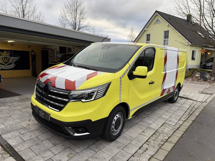 Renault Trafic mit gelber Tagesleuchtfolie und Warnmarkierung