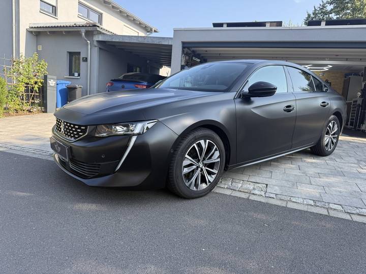 Peugeot 508 mit mattschwarzer Vollfolierung, Seitenansicht