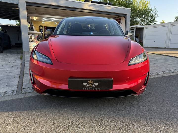 Tesla Model 3 in Satin-Rot, Frontansicht