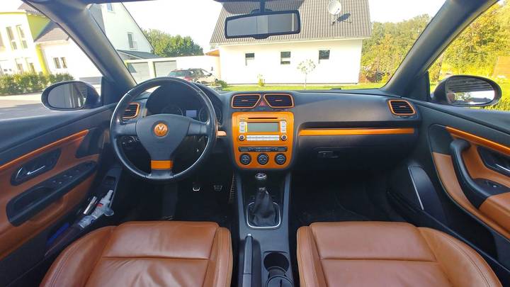 VW Scirocco Interieur mit oranger Innenraumfolierung