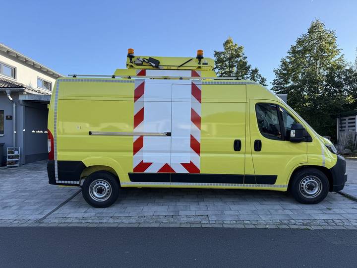 Fiat Ducato mit Rettungsdienst-Folierung und Warnmarkierung