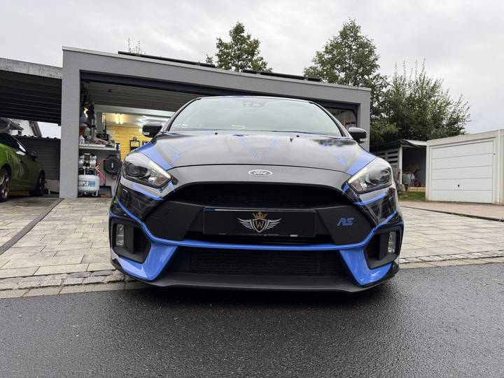 Ford Focus RS mit blauen Akzenten, Frontansicht